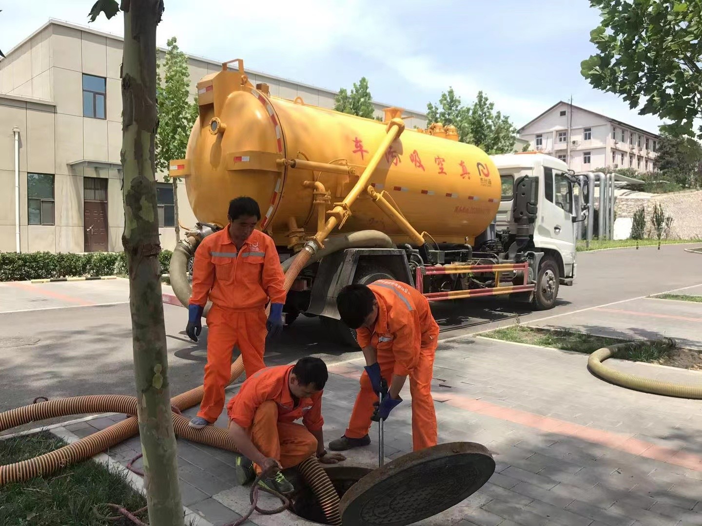 清流管道疏通车停在窨井附近