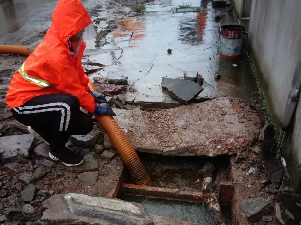 清流专业清理污水池 炜誉市政以规范流程守护城市 “肠道”